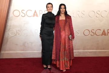 Maya Gnyp y Smriti Mundhra posan en la alfombra roja del Dolby Theatre.