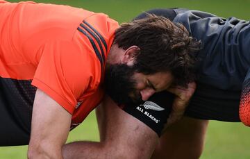 El neozelandés Samuel Whitelock durante un entrenamiento de los All Blacks en París previo al partido entre las selecciones de rugby de Nueva Zelanda y Francia