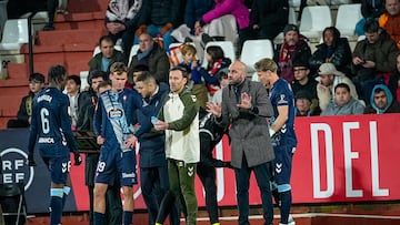 Claudio Giráldez, entrenador del Celta, da indicaciones durante el partido de la Copa del Rey contra el Albacete en el Carlos Belmonte.