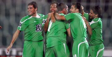 Los jugadores del Espanyol, de verde, festejan el gol de Moha.