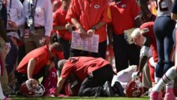 Jamaal Charles, RB de Kansas City Chiefs, siendo atendido durante el partido.