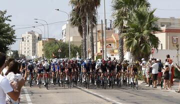 El pelotón a su paso por Cullera
