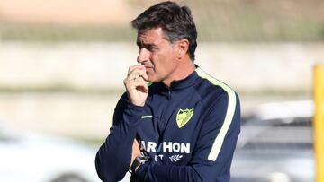 Míchel, pensativo durante un entrenamiento del Málaga.