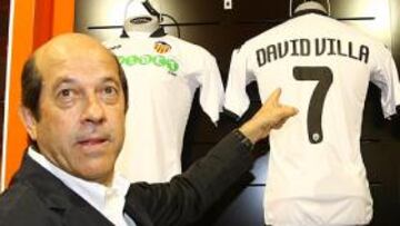 El presidente del Valencia, Manuel Llorente, desmintió cualquier negociación con el Barcelona por el delantero David Villa después de las informaciones aparecidas en la prensa tras una reunión entre el jugador, su agente y Txiki Begiristain en Asturias.