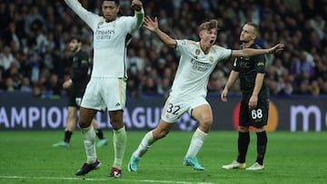 MADRID, 29/11/2023.- El centrocampista del Real Madrid Nico Paz (d) celebra tras marcar el tercer gol ante el Nápoles, durante el partido de la fase de grupos de la Liga de Campeones entre el Real Madrid y el Nápoles que se disputa este miércoles en el estadio Santiago Bernabeu. EFE/Kiko Huesca.
