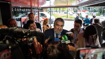 José Manuel Rodríguez Uribes atiende a los medios.