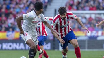 Diego Costa y Kounde en un partido entre el Atlético y el Sevilla.