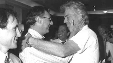 Vicente Cantatore se saluda con Leo Beenhakker.