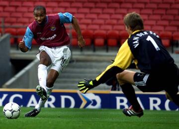 Frederic Kanoute anota un gol ante Van der Sar.