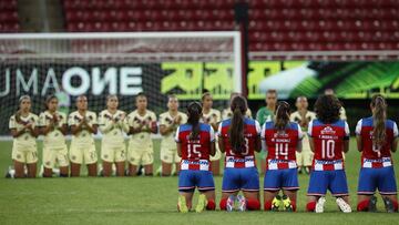 Las jugadoras tanto de Chivas como de América protagonizaron este viernes un emotivo minuto de aplausos en el Estadio Akron, previo a su partido de Liguilla.