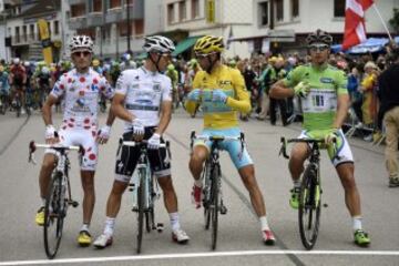 Blel Kadri, Michal Kwiatkowski, Vincenzo Nibali y Peter Sagan antes del comienzo de la etapa. 