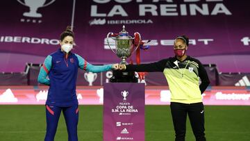 Vicky Losada y Jade Boho, capitanas de Bar&ccedil;a y Logro&ntilde;o, posan con la Copa en La Rosaleda. 