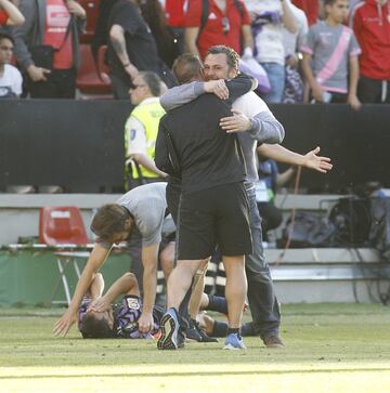 Los jugadores del Real Valladolid celebran en Vallecas la permanencia en Primera.