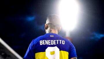 BUENOS AIRES, ARGENTINA - FEBRUARY 20:  Dario Benedetto of Boca Juniors looks on during a match between Boca Juniors and Rosario Central as part of Copa de la Liga 2022 at Jose Amalfitani Stadium on February 20, 2022 in Buenos Aires, Argentina. (Photo by Marcelo Endelli/Getty Images)