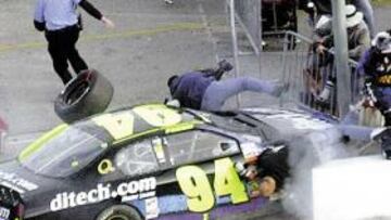 <b>LLAMARADAS. </b>Dan Shaver acabó de esta guisa su participación en las 200 Millas. Su Chevrolet volcó y en el impacto sufrió un conato de incendio. No faltó de nada en Daytona...