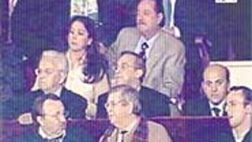 <b>ALFARO Y LA PANTOJA</B>. La habitual agresividad de Pablo Alfarocontrastó con la templanza de la tonadillera de España. La apasionada Isabel Pantoja lució palmito por detrás de Florentino.