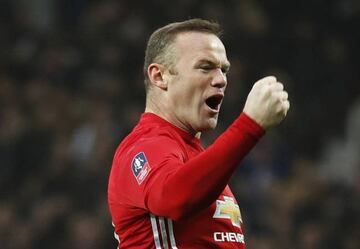 Wayne Rooney scored a milestone goal as holders United beat Reading in the third round.