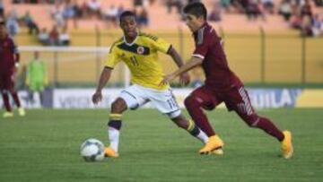 MAL12 - MALDONADO (URUGUAY), 21/1/2015.- El jugador Jeison Lucumi (i) de Colombia disputa el bal&oacute;n con Jefferson Savarino (d) de Venezuela hoy, mi&eacute;rcoles 21 de enero de 2015, durante un partido del Campeonato Sudamericano Sub-20 en Maldonado (Uruguay). EFE/ Carlos Lebrato