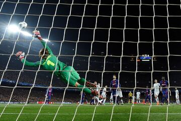 Marc-Andre Ter Stegen en el lanzamiento de la falta directa de Marcos Alonso.