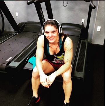 15 - Lauren Murphy, 32, nacida en Anchorage, Alaska USA. Record: 8-2-0