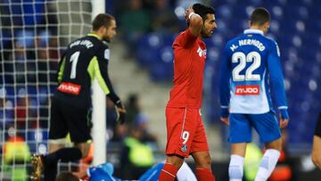 GRAF140. Cornellá, 27/11/17.- El delantero del Getafe, Ángel Luis Rodríguez (c), se lamenta de una ocasión fallada durante el encuentro correspondiente a la decimotercera jornada de primera división que disputan esta noche frente al RCD Espanyol en el estadio RCDE Stadium, en Barcelona. EFE/Alejandro García.