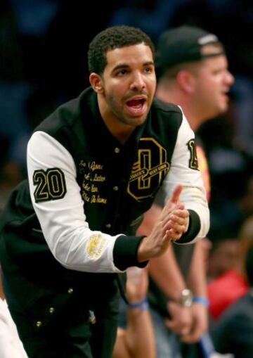 Drake, apoyando a 'sus' Raptors en Brooklyn.