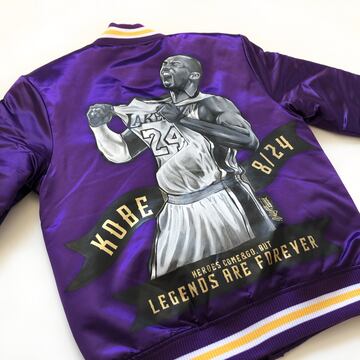 Chaqueta tipo bomber pintada a mano en homenaje a Kobe Bryant.