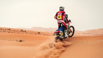 Tosha Schareina con la Honda durante la Etapa 2 del Abu Dhabi Desert Challenge.