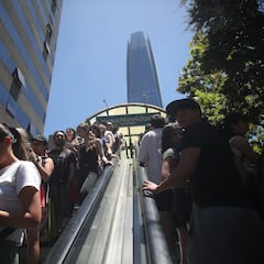 Si te ha tocado pasar por el Costanera Center y ves un colapso, estos son los motivos: los expertos dan sus soluciones