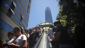 Si te ha tocado pasar por el Costanera Center y ves un colapso, estos son los motivos: los expertos dan sus soluciones