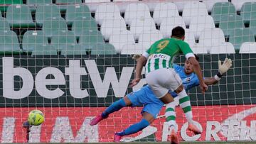 SEVILLA, 16/05/2021.- Borja Iglesias, del Real Betis, marca de penalti ante Álvaro Fernández, portero de la SD Huesca, en una jugada del partido correspondiente a la jornada 37 de LaLiga Santander que estos dos equipos juegan hoy en el estad