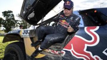 Carlos Sainz ya est&aacute; listo para subirse de nievo al Peugeot.