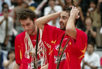 Con 26 años, se alzó con el oro en Saitama. Uno de los mejores jugadores españoles de todos los tiempos se retiró del baloncesto activo en el verano 2018 con un currículum envidiable: en 21 temporadas en el Barcelona (y una en Memphis) ganó 23 títulos (dos Euroligas) y nueve medallas con España. Ahora, es parte de la directiva del conjunto azulgrana. Su camiseta es una de las cinco retiradas por el club culé.