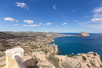 Calp es una de las ciudades más indicadas para hacer turismo en la Comunitat Valenciana, ya que cuenta con fantásticos rincones y emblemáticos lugares como el peñón de Ifach, que se encuentra bajo la atenta vigilancia del acantilado más alto del Mediterráneo. Calp ha crecido a ambos lados de la gran roca, símbolo e imagen de la Costa Blanca. Muchos de los visitantes eligen hacer turismo en Calp, puesto que desde los años 30 esta ciudad conserva la calidad de sus playas de arena fina y la limpieza de sus aguas. Además, puedes hacer turismo en Calp desde la cima del peñón de Ifach y disfrutar de las impresionantes vistas de la ciudad. El municipio guarda vestigios del pasado en su casco antiguo y curiosidades como las ruinas de los Baños de la Reina y de unas antiguas salinas. 