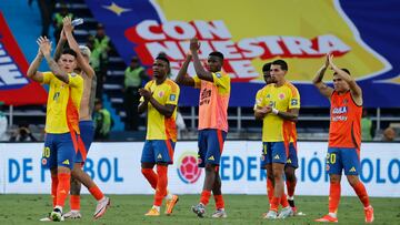 AMDEP6771. BARRANQUILLA (COLOMBIA), 10/09/2024.- Jugadores de Colombia se despiden este martes, al final de un partido de las eliminatorias sudamericanas para el Mundial de 2026 entre Colombia y Argentina en el estadio Metropolitano en Barranquilla (Colombia). EFE/ Mauricio Dueñas Castañeda