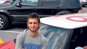 <b>PAREJA LUCE EN EL COCHE EL DORSAL 16, LA ALBICELESTE Y LA 'M' DE SU HIJA MICAELA.</b> Hoy volverá a ser vital por su juego, pero ayer fue protagonista por otro motivo. Abandonó Sant Adrià en el coche de su esposa. Lleva el 16, su dorsal, en el techo; la bandera de Argentina en los retrovisores; y la M de Micaela, su hija, en las puertas