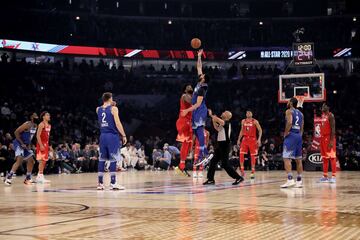 Joel Embiid y Anthony Davis pelean por la posesión del balón en el salto inicial.