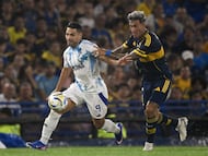 Millonarios' forward #09 Radamel Falcao and Boca Juniors' defender #02 Lautaro Di Lollo fight for the ball during the friendly football match between Argentina's Boca Juniors and Colombia's Millonarios in tribute to late Argentine coach Miguel Angel Russo at La Bombonera Stadium in Buenos Aires on January 14, 2026. (Photo by Luis ROBAYO / AFP)