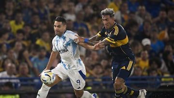 Millonarios' forward #09 Radamel Falcao and Boca Juniors' defender #02 Lautaro Di Lollo fight for the ball during the friendly football match between Argentina's Boca Juniors and Colombia's Millonarios in tribute to late Argentine coach Miguel Angel Russo at La Bombonera Stadium in Buenos Aires on January 14, 2026. (Photo by Luis ROBAYO / AFP)