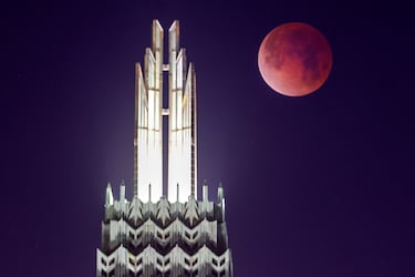 La Luna se pone detrás de la Iglesia Metodista Unida de Boston Avenue.
