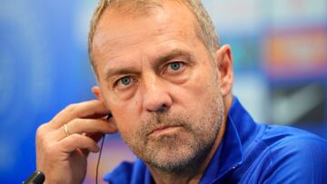 GRAFCAT1568. SANT JOAN DESPÍ (BARCELONA) (ESPAÑA), 02/12/2024.- El técnico alemán del FC Barcelona, Hansi Flick, durante la rueda de prensa que ha ofrecido tras el entrenamiento que ha realizado este lunes la plantilla barcelonista en la Ciudad Deportiva Joan Gamper para preparar el partido de liga que disputarán mañana ante el RCD Mallorca en el estadio de Son Moix.EFE/ Alejandro García