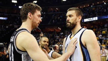 MEMPHIS, TN - APRIL 27: Marc Gasol #33 of the Memphis Grizzlies congratulates Pau Gasol #16 of the San Antonio Spurs after a 103-96 Spurs victory in Game 6 of the Western Conference Quarterfinals during the 2017 NBA Playoffs at FedExForum on April 27, 2017 in Memphis, Tennessee. NOTE TO USER: User expressly acknowledges and agrees that, by downloading and or using this photograph, User is consenting to the terms and conditions of the Getty Images License Agreement. Frederick Breedon/Getty Images/AFP
== FOR NEWSPAPERS, INTERNET, TELCOS & TELEVISION USE ONLY ==