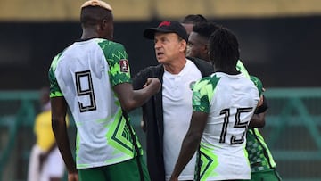 Nigeria&#039;s German coach Gernot Rohr (R) speaks with his players during the FIFA Qatar 2022 World Cup qualification football match between Nigeria and Liberia at Teslim Balogun Stadium in Lagos, on September 3, 2021. (Photo by PIUS UTOMI EKPEI / AFP)