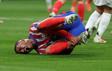 Soto Grado señala pena máxima por el pisotón de Tchouameni sobre Samu Lino. 