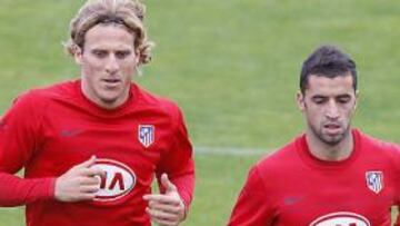 <strong>RECTA FINAL.</strong> Forlán y Simao aceleran en su preparación con el derbi como gran objetivo.