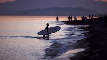 Un hombre practica surf a última hora de la tarde de este sábado, en la playa de Torre de Benagalbón en el Rincón de la Victoria (Málaga), dentro de la nueva normativa que permite hacer actividades deportivas y pasear en dos franjas horarias, cuando se cumple 48 días de confinamiento en el estado de alarma decretado por el Gobierno por la crisis de la COVID-19.