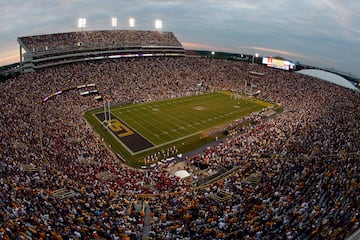 Tiene una capacidad de 102.321 espectadores y se encuentra en Baton Rouge, capital y segunda ciudad más poblada del estado estadounidense de Luisiana. Este estadio es conocido como "Death Valley" debido a que considerado el estadio más ruidoso y con la atmósfera más vibrante de todos los estadios universitarios. Sus equipos locales son el LSU Tigers (NCAA) y el New Orleans Saints (NFL).