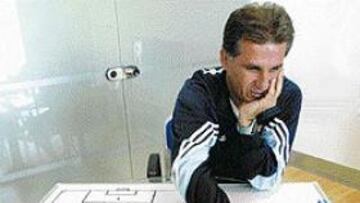 <b>AQUÍ PREPARA LOS PARTIDOS</B>. Tiene fichas imantadas con los nombres de todos los jugadores de la plantilla, que mueve a su antojo cuando tiene que decidir un once.