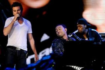 El 2009 no sólo fue el año para Phoenix, sino también para el latino Juanes (izquierda) y para John Legend.