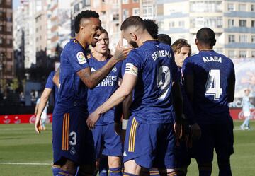 Los jugadores del Real Madrid celebran el 0-1 de Benzema. 